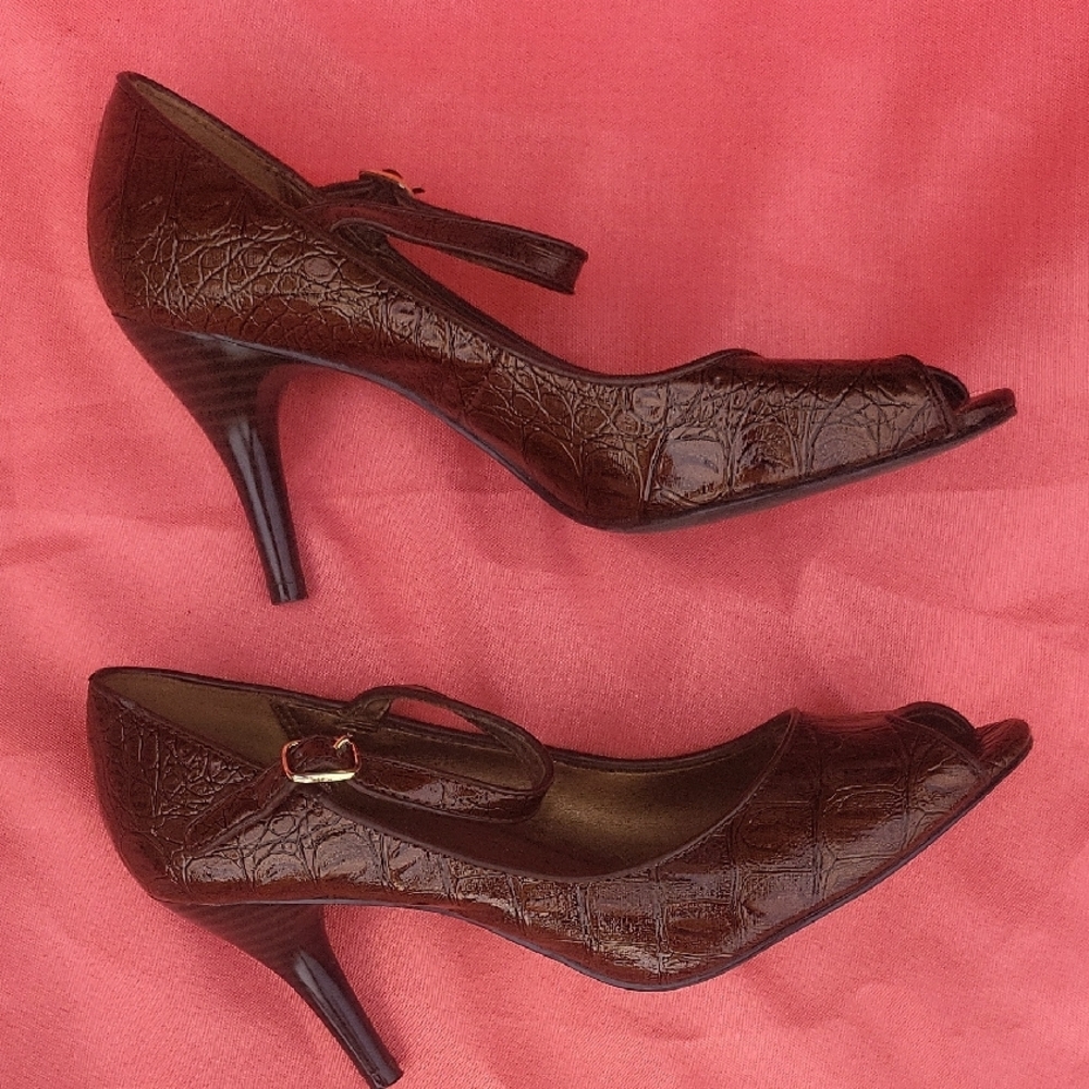 Predictions Dark Brown Peep-Toe Heels - Picture 2 of 7